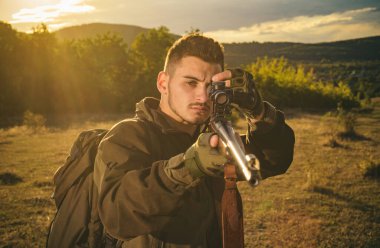 Avcı hayvanlar lekelenme kapsamlı güçlü tüfekle. Avcı klasik. Hunter avı av tüfeği silahla. Avcı adam