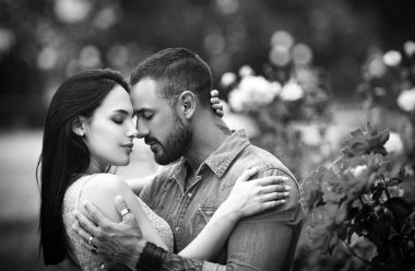 Samimi ilişki ve cinsel ilişki. Coşkulu, şehvetli, zevkli bir kadın. Aşkta yakınlık ve şefkat