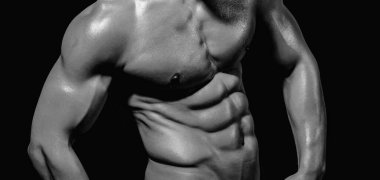 Kaslı seksi vücut. Kaslı seksi adam. Çıplak vücut, güçlü adam. Üstsüz poz veren atletik bir adam. Adam karın kası gösteriyor. Altı paket karın kası. Erkek göbeğine uygun. Güçlü ve Güçlü Altılı Paket Abs