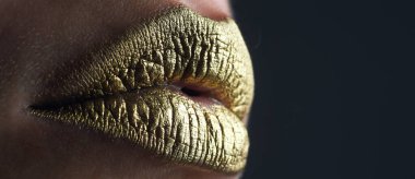 Altın parıltı efektli dudak simgesi. Şehvetli bir ağız. Altın rujdaki öpücüğün sembolü. Cazibeli altın ağızlı. Dudaklarında altın boya var. Altın dudaklar, şehvetli kadın ağzı. Metalik gövde. Altın kavram