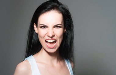 Kızgın kadın, üzgün kız. Çığlık, nefret, öfke. Düşünceli bir kadın öfkeli, kızgın ve çılgın bir stres hissediyor. Üzgün ve kızgın yüz