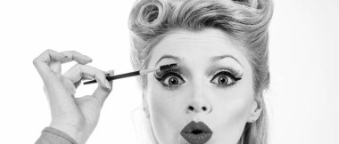 Kaşlarını cımbızla kapat. Kaş Bakımı. Kadının Güzel Gözü 'nün yakın çekimi, Profesyonel Makyajlı Uzun Kirpikleri ve Brow Jel Fırçası. Genç Kadın Modeli Kahverengi Kaşlar