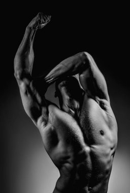 Kaslı vücut. Kaslı adam. Erkek vücudu, kas şekli, güçlü bir adam. Üstsüz poz veren atletik bir adam. Çıplak vücutlu bir gay. Kas modeli. Spor erkekler vücut konsepti. Kas gücü. Güçlü ve seksi.