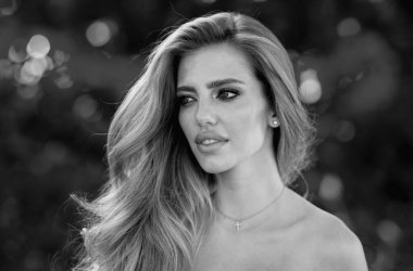 Yazın güzel genç bir bayanın açık hava portresini çek. Bahar modeli. Genç ve güzel bir kadın şehvetli görünüyor.