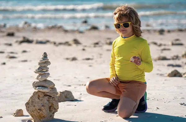 Anak Dengan Zen Batu Pantai Laut Meditasi Spa Dan Harmoni Stok Foto