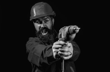 İnşaat konsepti. İnşaatçı ustabaşı. Kasklı, beyaz bir işçi. Miğferli işçi stüdyo arka planında izole edilmiş. Binada miğferli inşaat işçisi. Site yöneticisi