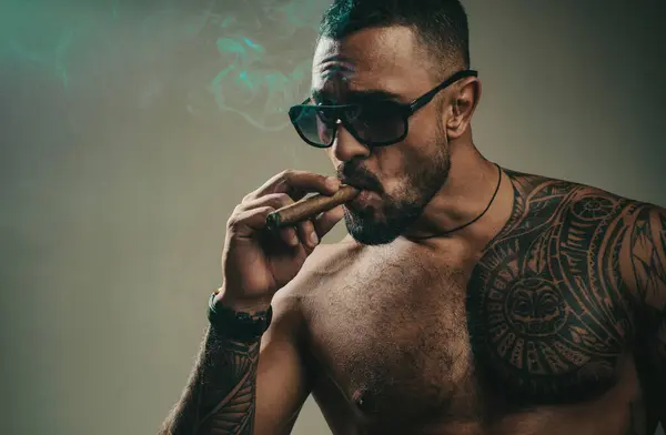 Sigara Içen Acımasız Çete Adamları Seksi Çıplak Gövdeli Vahşi Latin — Stok fotoğraf