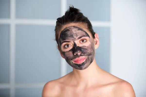 Mulher Com Máscara Facial Carvão Vegetal Mulher Bonita Com Máscara — Fotografia de Stock