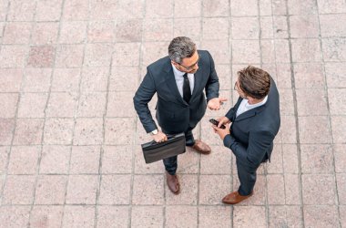 İki iş adamının stratejisi. İki iş adamı stratejik. Amaç iki iş adamının başarılı kalmasına yardımcı oldu. İş adamları stratejisi. İşadamı başarısı için marka ve reklam