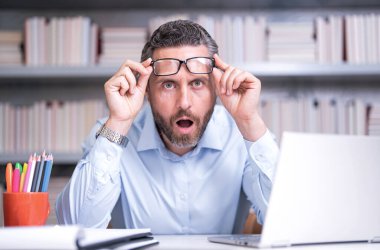 Öğretmenler günü. Öğretmenim okulda. Orta yaşlı öğretmenle bilgi ve eğitim. Kitaplı İspanyol öğretmen. Sınıfta ders veren adam. Üniversite sınavındaki öğretmen. Üniversite öğretmenleri