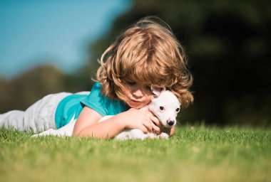 Arkadaşlarına sarıl. Çocuk köpek yavrusuyla yürüyor.