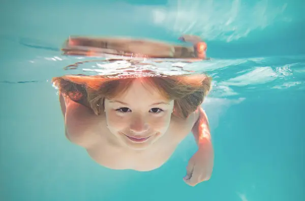 Ένα Παιδί Κολυμπάει Κάτω Θερινά Παιδιά Χαρούμενο Αγοράκι Στην Πισίνα — Φωτογραφία Αρχείου