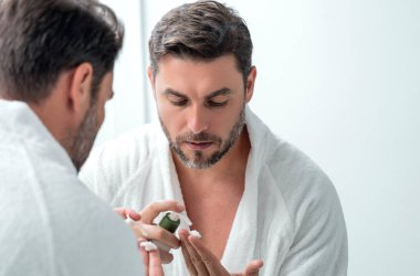 Cilt bakımı. Güzellik uzmanı yüz kremi sürüyor. Erkek spa modeli yüz kremi. Yüz kremi, nemlendirici, besleyici krem kaldırma. Yüz kremi cilt bakımı için. Kırışık kozmetik yüz tedavisi