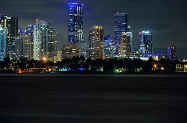 Miami iş bölgesi, şehrin ışıkları ve yansımaları. Miami silüeti