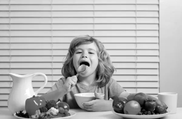 Голод Аппетит Маленький Мальчик Облизывает Ложку Здоровым Завтраком Детское Питание — стоковое фото
