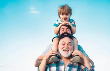 Babalar Günü. Baba ve oğul büyükbabayla - insan nesli