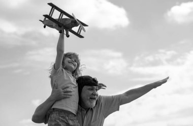 Genç torun ve yaşlı büyükbaba gökyüzünde arka planda fotokopi uzayıyla eğleniyorlar. Çocuk uçmayı hayal eder, büyükbabayla mutlu bir çocukluk.
