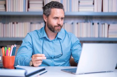 Öğretmenim sınıfta. Yakışıklı öğretmenle bilgi ve eğitim. Sınıfta kitabı olan bir öğretmen. Sınıfta ders alan bir adam. Üniversite sınavı öğretmenleri. Üniversite öğretmeni. Öğretim ve öğrenme