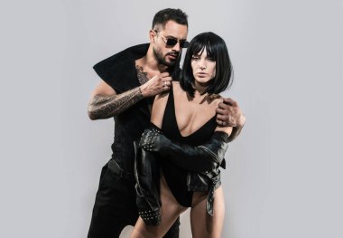 Güzel moda çifti stüdyoda şehvetli bir şekilde sarılıyor. Sevgi dolu bir aşk anıydı. Seksi kız ve stüdyo da çıplak gövdesi olan kaslı bir erkek arkadaş.