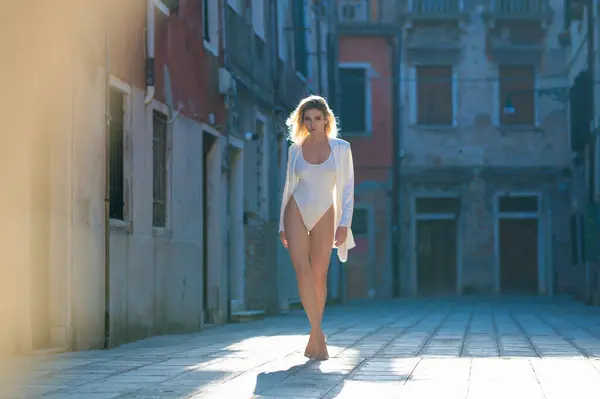 Modelo Moda Sexy Hermosa Joven Caminando Por Calle Ciudad Italiana Imagen de stock