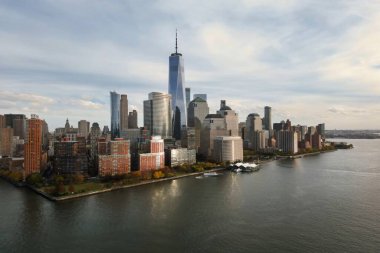 New York silueti. New Jersey 'den Manhattan manzaralı, New York gökdeleninden. Büyük Elma 'nın havadan görünüşü. Hudson 'dan New York Panoraması. Şehir manzarası simgesi. Aşağı Manhattan New York