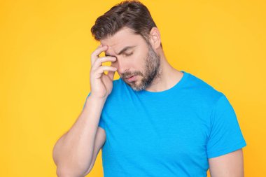 Baş ağrısı çeken bir adam. Yorgun, baş ağrısı ve göz yorgunluğu. Stresli, bitkin ve göz yorgunluğu çeken bir adam. Görme sorunu, kötü görüş. Baş ağrısı ve migren. Başı ağrıyan adam, başını tut.