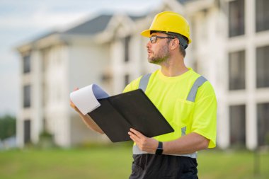 Dosyası olan mühendis, bina teftişi. Kafkasyalı bir adam, inşaat alanında miğferli bir inşaat işçisi. Yeni evimizin yakınında baret takan bir mühendis. İnşaat alanı yöneticisi, müfettiş.