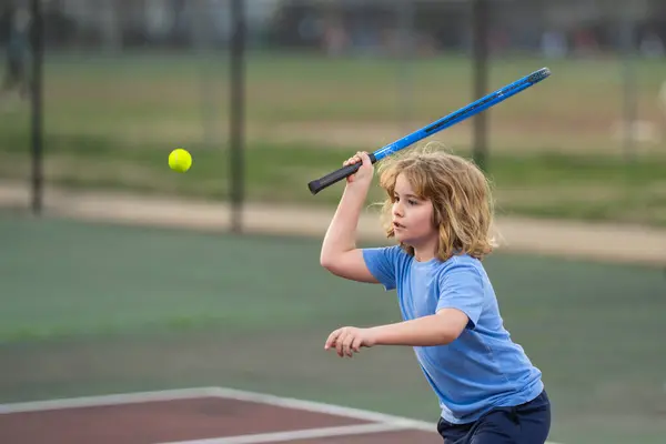 Cute Kid Giocare Tennis Bambino Colpito Palla Tennis Con Racchetta Foto Stock