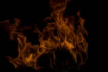 Alevler. Siyah arka planda yanan ışıklar. Siyah arka planda yangın alevleri. Soyut yangın alevi arkaplanı