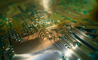 Elektronik devre kartı kapanıyor. Elektronik anakart kartı. Devre ve elektronik cihazlara yakın çekim. Elektrik devreleri ve teknoloji dokusundaki elektronik aletlerin arkaplanı