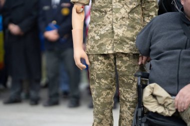 Ampütasyonu olan Ukraynalı deneyimli asker. Ukrayna 'da savaş. Askeri asker. Savaşı durdurun. Ukraynalı vatansever. Ukrayna 'nın askerleri. Rusya Ukrayna savaşı. İnsan protez kollu Ukraynalı gazi.