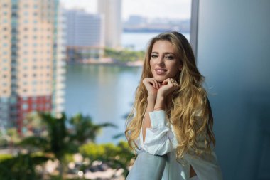 Genç bir kadın sabah balkonda