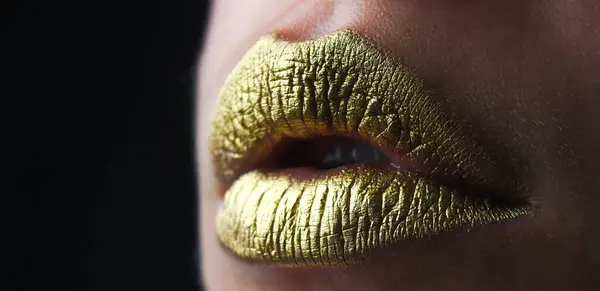 具有金色闪光效果的唇形图标 性感的嘴 金色口红上的亲吻符号 华丽华丽的金嘴 嘴唇上涂着金色油漆 金色的嘴唇性感的女人的嘴金属尸体 黄金概念 — 图库照片