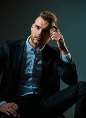 Moda portresi. Klasik takım elbiseli adam. İşler güvenli. Yakışıklı, ciddi bir erkek modelin portresi. Hırs ve bireysellik, başarılı. İş adamı.