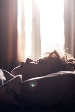 Yatakta uyuyan tatlı çocuk. Çocuk uyuyor.