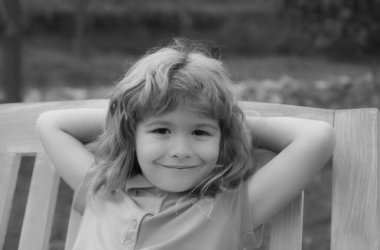 Çocuklar rüya görüyor. Dışarıdaki komik çocuğun hayat tarzı portresi. Yazlık çocukların açık hava portresi. Şirin çocuğun yüzünü kapat. Hoş, düşünceli bir kız çocuğunun portresi. Hayali insanlar