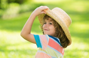 Hasır şapkalı yaz çocuğunun vesikalığı. Çocuk yüzü, küçük çocuk portresi.