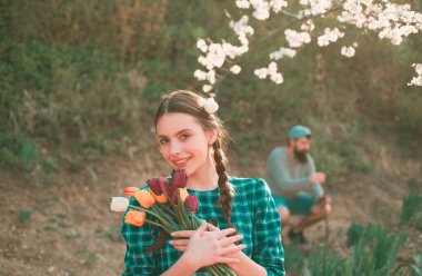 Çiçekli güzel kadın bahçıvan.