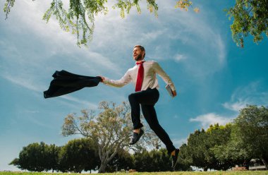 Heyecanlı iş adamı hızlı koşuyor, yarışıyor ve zıplıyor.