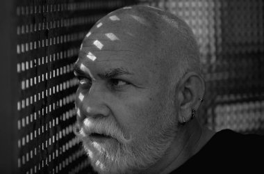 Ciddi ifade tarzının yakın portresi, kıdemli kıdemli adam. Yüzünde ciddi ifade olan olgun bir adam.