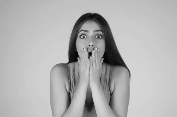 stock image Shocked face of woman shouting WOW, isolated on studio background with copy space. Shock content. Girl looks with terrified expression, shocking news. Woman shocked face with open mouth and big eyes