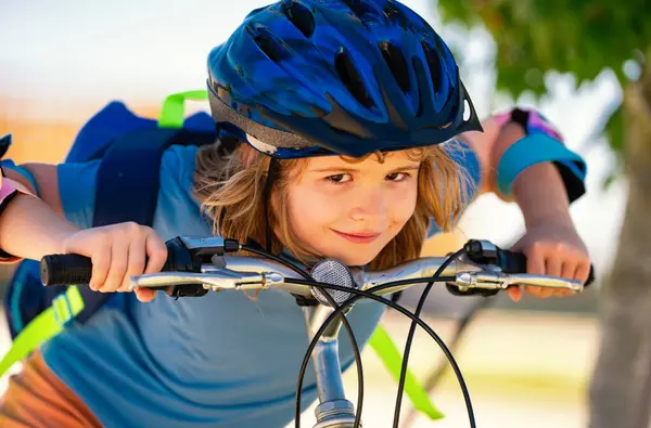 Copilul Merge Bicicleta Copil Mic Casca Bicicletă Lungul Bicicletei Fericit Fotografie de stoc