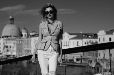 İtalya, Venedik 'te yürüyen çekici genç bir kadın. İtalyan yaz tatili. Venedik caddesindeki moda kadını. Venedik 'te yaz tatiline çıkan gezgin kadın.