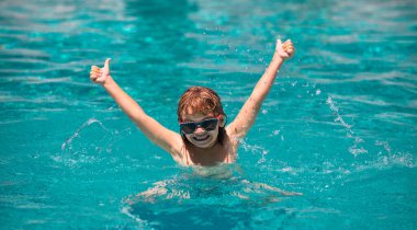 Havuzdaki çocuk. Çocuk dışarıda oynuyor. Yaz tatili ve sağlıklı yaşam tarzı konsepti