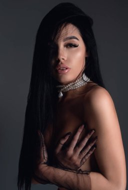 Baştan çıkarıcı kadın yüzü. Seksi vücuduyla poz veren şehvetli genç bir kadın. Güzel seksi model. Güzel surat. Şehvetli kız, seksi model portresi. Doğal güzellik.