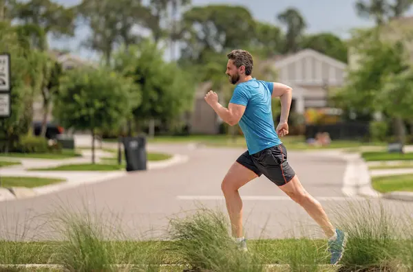Erkek Koşucu Parkta Koşuyor Açık Havada Koşan Atletik Bir Gencin - Stok İmaj