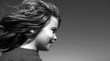 Mavi gökyüzüne fotokopi aletiyle bakan küçük şirin bir çocuğun portresini yakından çek. Çocukluk ve ebeveynlik kavramı