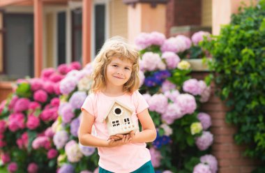 Taşınma günü ve emlak konsepti. Mutlu rüya evi