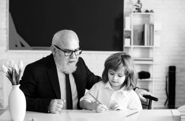 Eski profesör ya da son sınıf öğretmeni küçük okul çocuğuna ders veriyor. Eğitici konuşma. Öğrencilerle ya da öğrencilerle konuşmak. Öğretmen konsepti