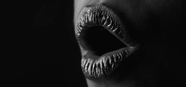 Altın parıltı efektli dudak. Kadın ağzı kapanıyor. Altın ruj. Cazibeli altın ağızlı. Dudaklarında altın boya var. Kadın ağzında altın dudaklar. Metalik gövde. Altın kavram